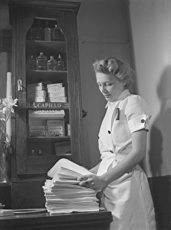Vintage Barber Shop Drucke: Getting a shave in the 1940s