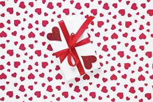 Romantic Gift Concept Drucke: Gift box with red hearts table
