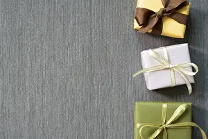 Flat Lay Studio Shot Drucke: Gift boxes on gray fabric background