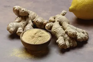 Alternative Medicine Ginger Drucke: Ginger, ginger rolls and ginger powder
