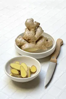 Medicinal Plant Ginger Drucke: Ginger, ginger root and ginger slices in shell