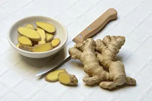 Food Photography Spice Drucke: Ginger, ginger root and ginger slices in shell