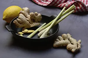 Asian Spice Meal Drucke: Ginger, ginger root and lemongrass in pot