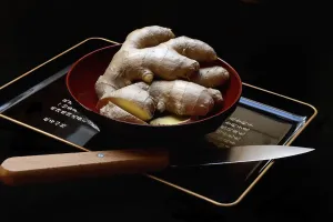 Ginger Root Tea Drucke: Ginger, ginger root in tea bowl