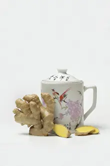 Ginger Root Tea Drucke: Ginger root with cup, ginger tea