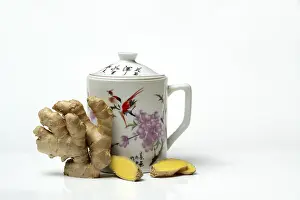 Hot Beverage Image Drucke: Ginger root with cup, ginger tea