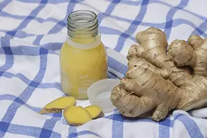 Alternative Medicine Ginger Drucke: Ginger root and ginger shot