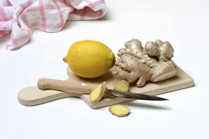 Ginger Root Nutrition Drucke: Ginger root and lemon on cutting board with knife