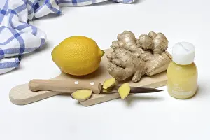 Ginger Root Nutrition Drucke: Ginger root and lemon on cutting board with knife
