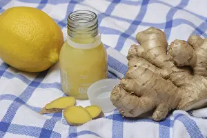 Ginger Root Nutrition Drucke: Ginger root, lemon and ginger shot