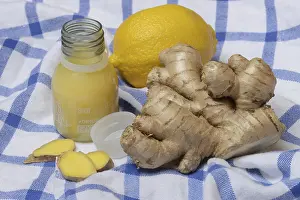 Ginger Root Nutrition Drucke: Ginger root, lemon and ginger shot