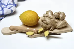 Kitchen Knife Drucke: Ginger root and lemon on kitchen board with knife