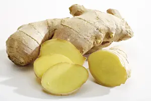 Studio Shot Of Ginger Drucke: Ginger (Zingiberaceae), whole and sliced