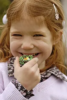 Easter Sweets Drucke: Girl eats sweets at easter time