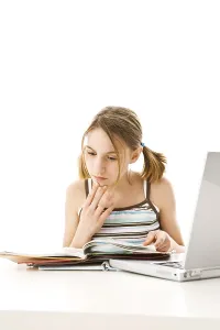 Desk Study Drucke: Girl learning with a computer
