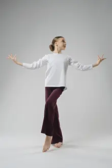 Artistic Movement Drucke: A girl performs an elegant dance pose in a dance studio