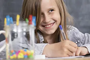 Female Student In Class Drucke: The girl solves the task given in the classroom