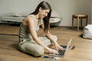 Female Student Studying Drucke: Girl student studying using a computer