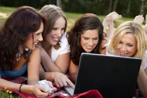 University Campus Portraits Drucke: Girlfriends are having fun in the park