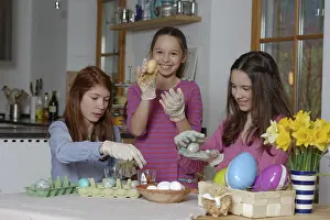 Southern Germany Culture Drucke: Girls colouring Easter eggs for Easter
