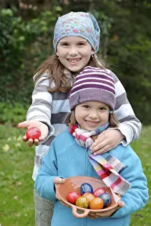 Easter Egg Tradition Drucke: Two girls with the easter eggs they have found