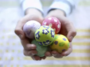 Traditional Easter Tradition Drucke: Giving Easter Eggs