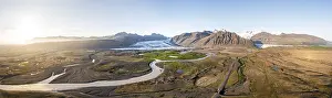 Skaftafell National Park Landscape Drucke: Glacier river in front of Mountains
