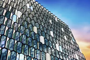 Drucke von Ein Abend in Reykjavik, bei dem die Farben des Himmels im Glas der Konzerthalle widerhallen Reykjavik Drucke: Detail der Glasfassade, Konzerthalle Harpa, Reykjavik, Island