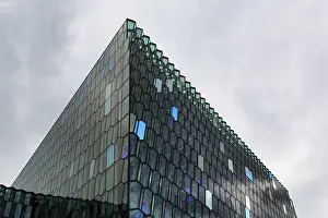 Drucke von Detail des Glasfassades, Harpa-Konzertsaal, Architekt Henning Larsen, Fassade von Künstler Olafur Eliasson, farbige Lichtreflexe, stilisierte Ölgemälde, Reykjavik, Island Detail der Glasfassade Reykjavik Drucke: Detail der Glasfassade.