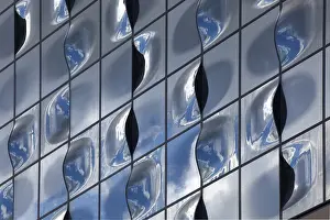 Glass Facade Architecture Drucke: Glass facade with reflection of clouds