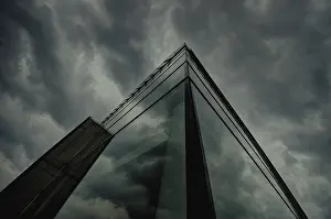 Glass Facade Architecture Drucke: Glass facade with reflection of clouds