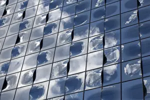 Glass Facade Architecture Drucke: Glass facade with reflection of clouds