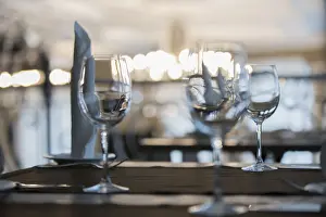 Restaurant Table Setting Drucke: Glass goblets on the restaurant table