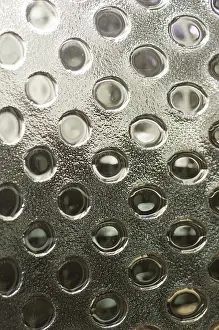 Glas mit runden Mustern.