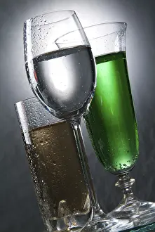Bright Studio Shot Drucke: Glasses and beverages on a studio background