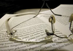 Communication Tools Drucke: Glasses and book