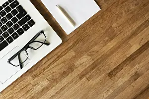 Architectural Style Design Drucke: Glasses on the notebook on the table