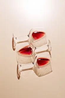 Bar Atmosphere Drucke: Three glasses of red wine placed on a flat surface