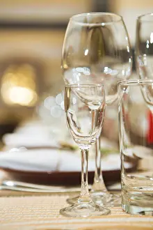 Table Decoration Ideas Drucke: Empty glasses on the table
