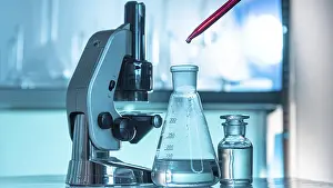 Biotechnology Research Drucke: Glassware microscope arrangement
