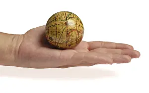 Hand Holding Globe Drucke: Globe