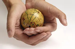 Hand Holding Globe Drucke: Globe