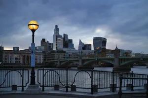 London Skyline Drucke: Glowing lantern in front of the river Thames