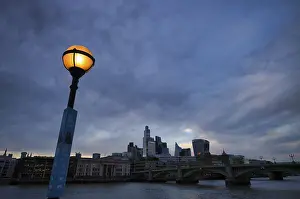 London Skyline Drucke: Glowing lantern in front of the river Thames
