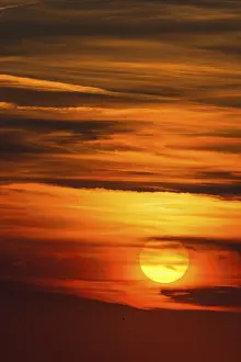 Atmospheric Evening Shot Drucke: Glowing sun, sunset with clouds