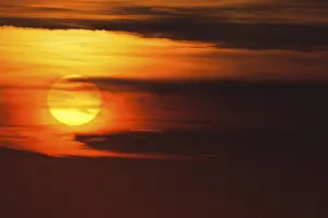 Dramatic Cloud Formation Drucke: Glowing sun, sunset with clouds