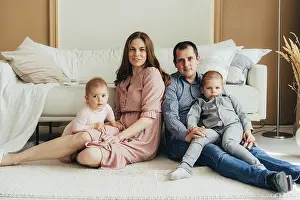 Parent Child Bonding Drucke: Gluckliche Mutter und Vater