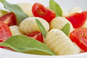 Italian Food Drucke: Gnocchi, tomatoes, basil
