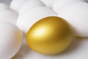 Golden Easter Egg Drucke: Golden easter egg between white eggs