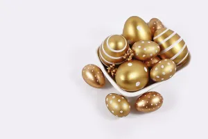 Traditional Easter Symbols Drucke: Golden painted Easter eggs with stripes and dots